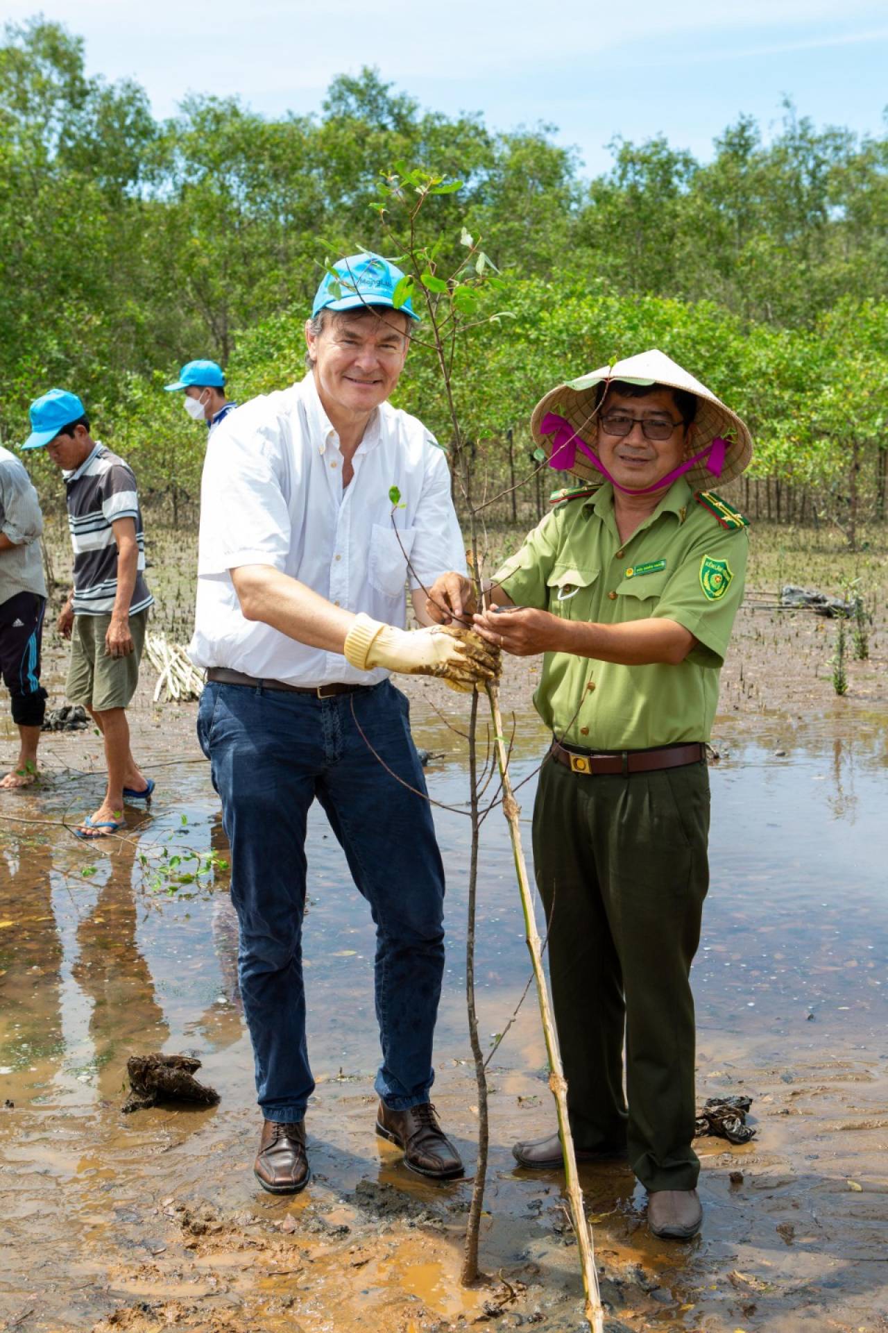 Claus Nicolas Garbers, Managing Director Area South East Asia, planting mangroves 