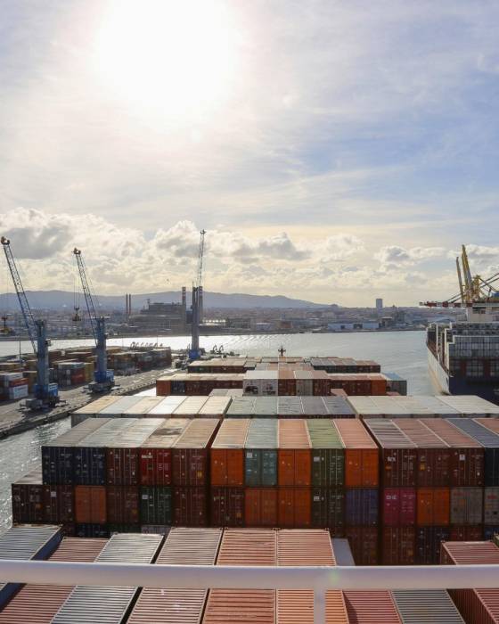 Tight squeeze – The port of Livorno - Hapag-Lloyd