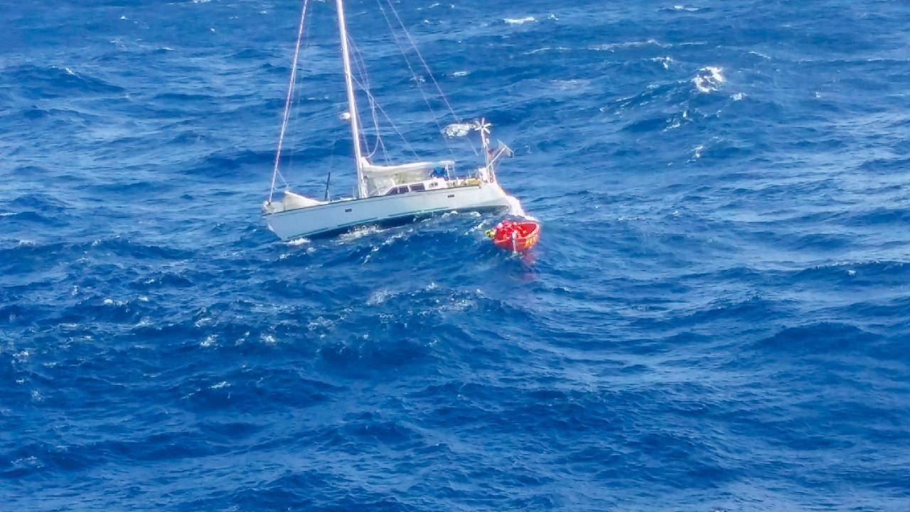 Complicated Manoeuvre: Chaos reigns on board the disabled vessel. As a result, the rescue boat is in danger of getting its lines caught in the propeller and can’t get any closer to the boat. The yachtsman has to jump into the water.