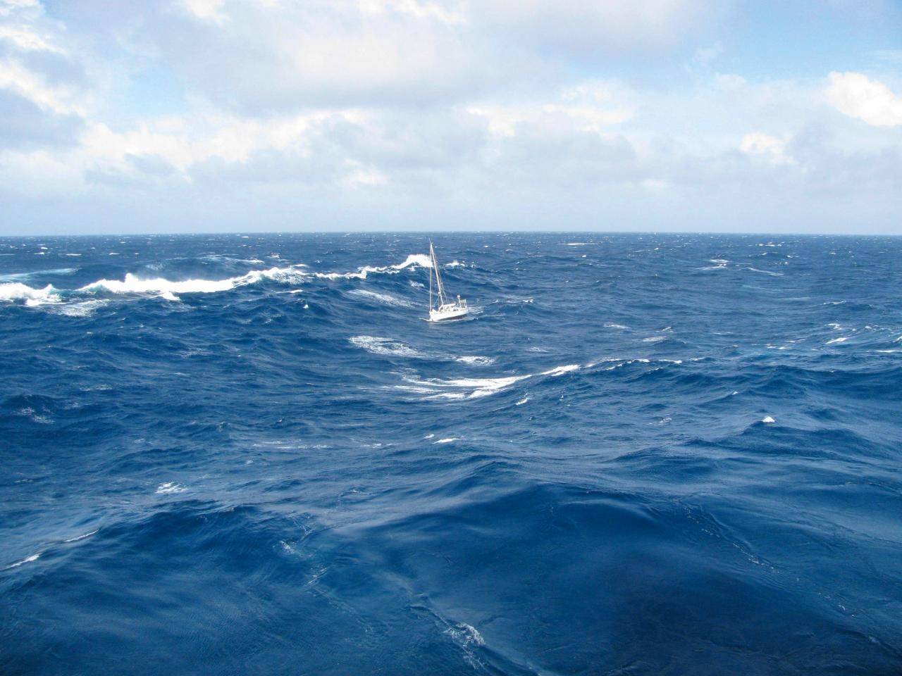 file Like a nutshell, the distressed yachtsman bobs alone and with a leak in his boat in 40 knots of wind on the North Atlantic