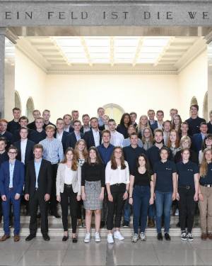 Hapag-Lloyd_Gruppenbild_Azubis.jpg