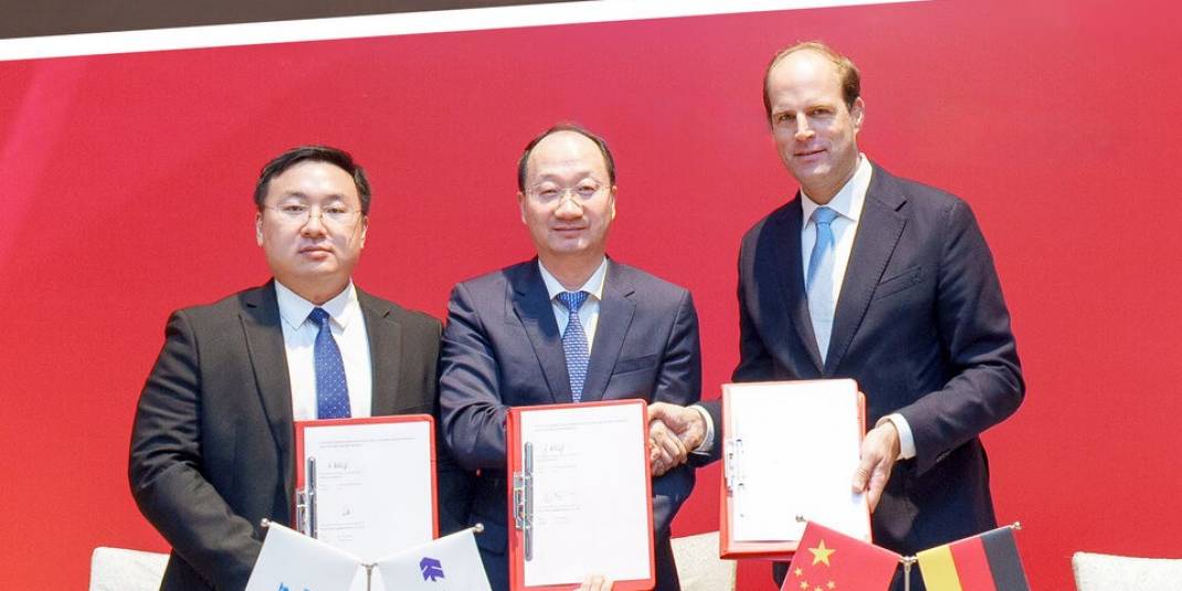 HLAG_IMAGE_4-3_Signing_NewBuilds_.jpg