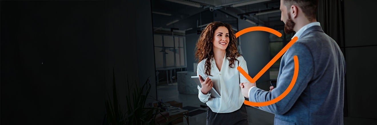 Quick Quotes Spot with Hapag-Lloyd. A person is typing something on a computer from Hapag-Lloyd. The front of the picture is characterized with a calendar and orange arrows as well as ship icons.