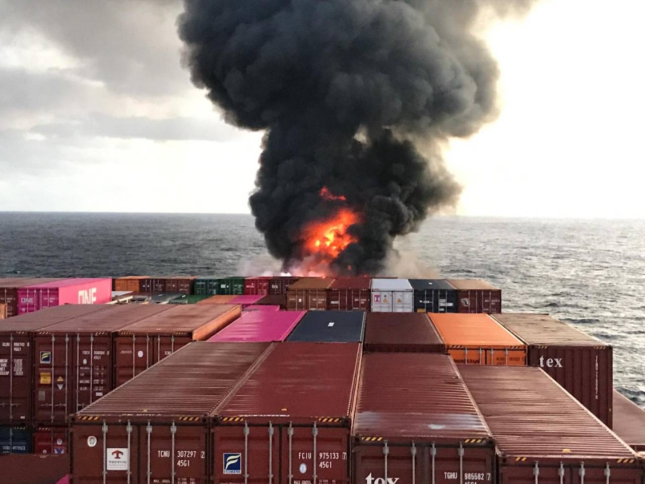 The blaze burned for four weeks on the "Yantian Express" - the crew had to leave the ship