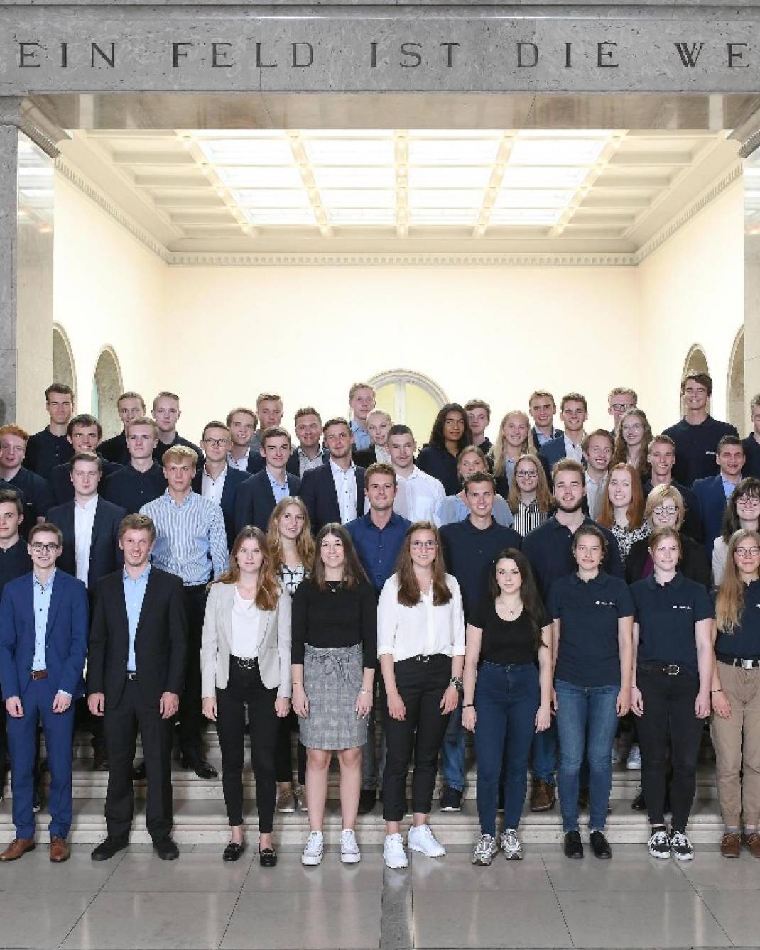 Hapag-Lloyd_Gruppenbild_Azubis.jpg