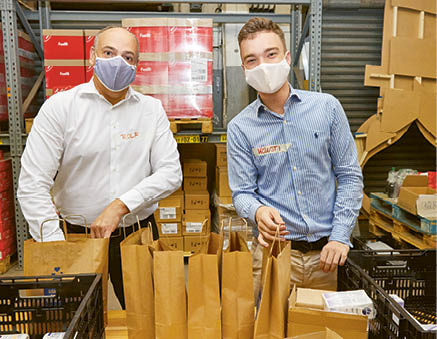 26 08 2020, Hamburg:  Hamburg packt s zusammen  , Rolf Habben Jansen, Joachim Schlotfeldt, Cord Wöhlke und Hapag Lloyd-Azubis in der Budni Zentrale in der Wandsbeker Königstr  62  Foto: Georg Wendt