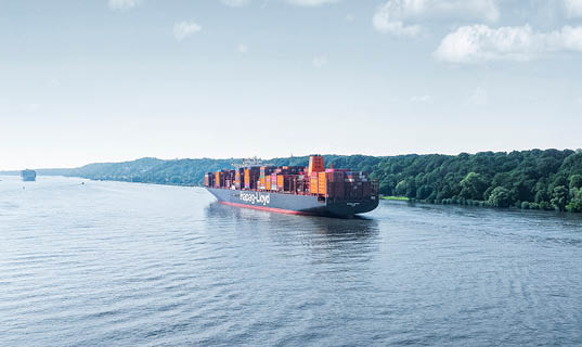 Die Brussels Express legt vom Containerterminal Burchardkai in Hamburg ab.