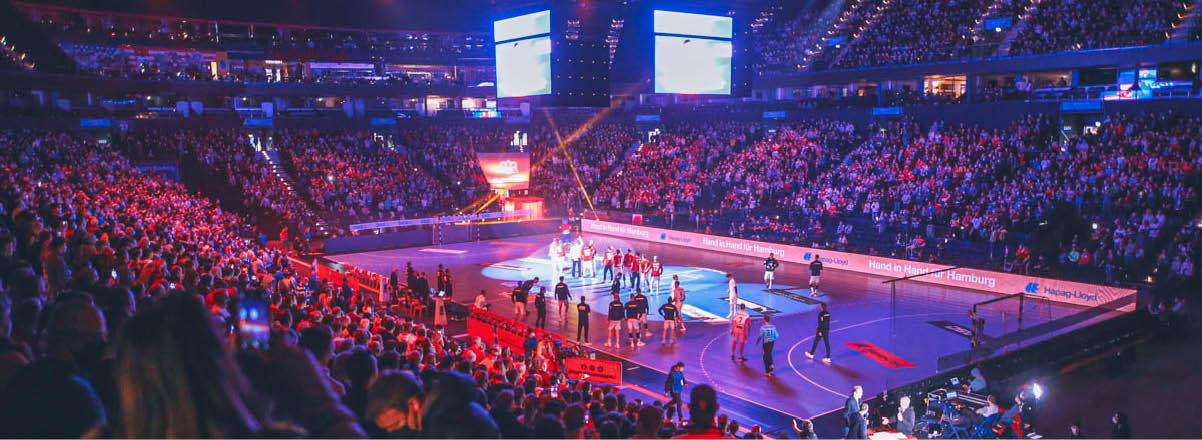 Handball Bundesliga HBL 2021/22 - 05.12.2021 - Handball Sport Verein Hamburg / HSVH / HSV vs THW Kiel .  barclays Arena voll mit Fan / Fans / Zuschauer  Foto © Fishing4 / Thorge Huter   +++ Nutzungs-Hinweis +++ Foto ist honorarpflichtig zzgl. gesetzl. MwSt.