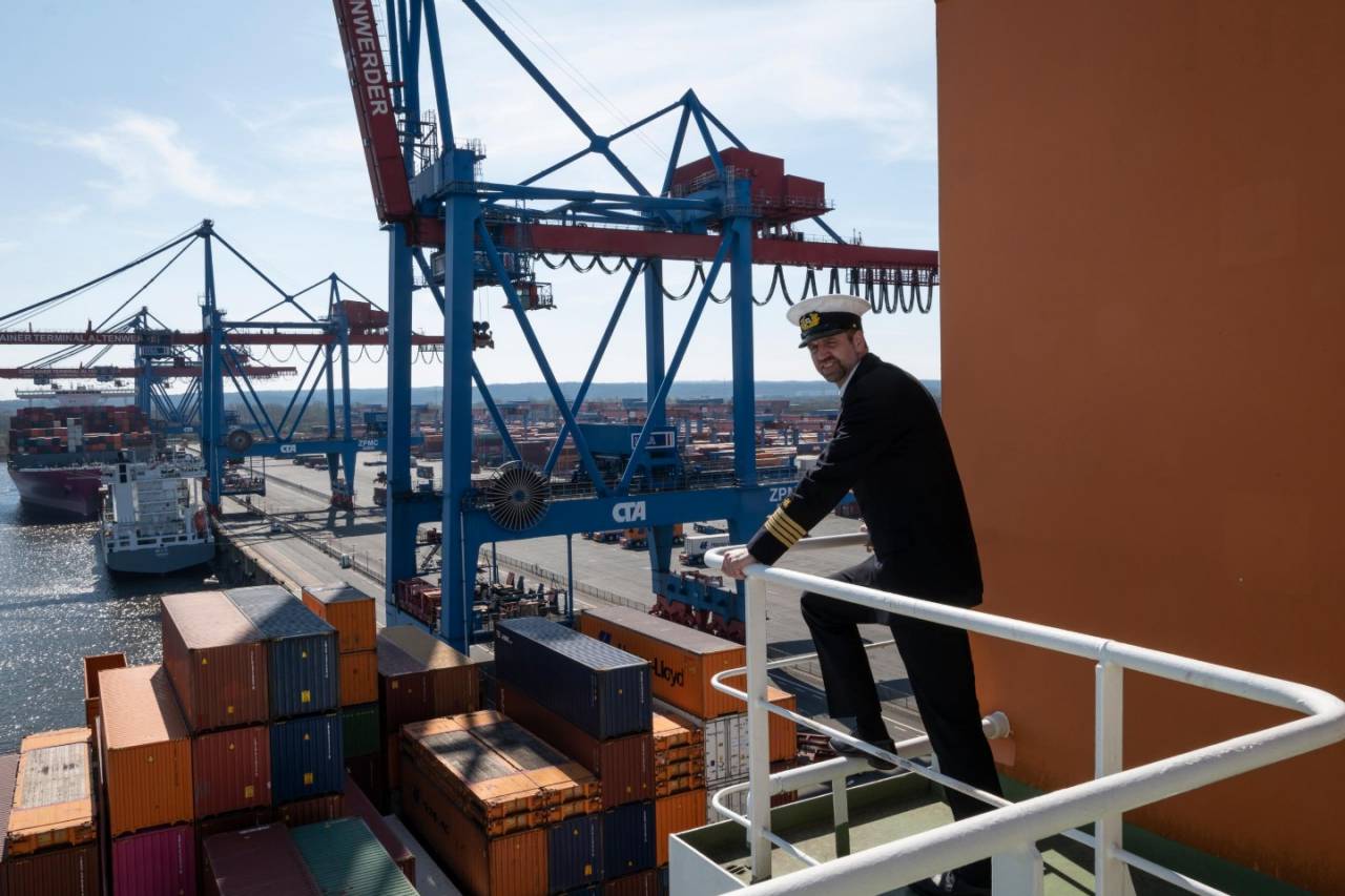 HAPAG LLOYD Kapitaen Voss